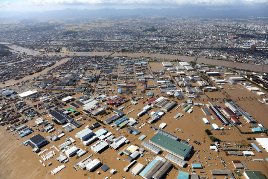 태풍 '하기비스'가 몰고 온 폭우로 13일 일본 후쿠시마 현 고리야마 하천 주변 지역이 물바다로 변해 있다.  EPA/지지통신=연합뉴스